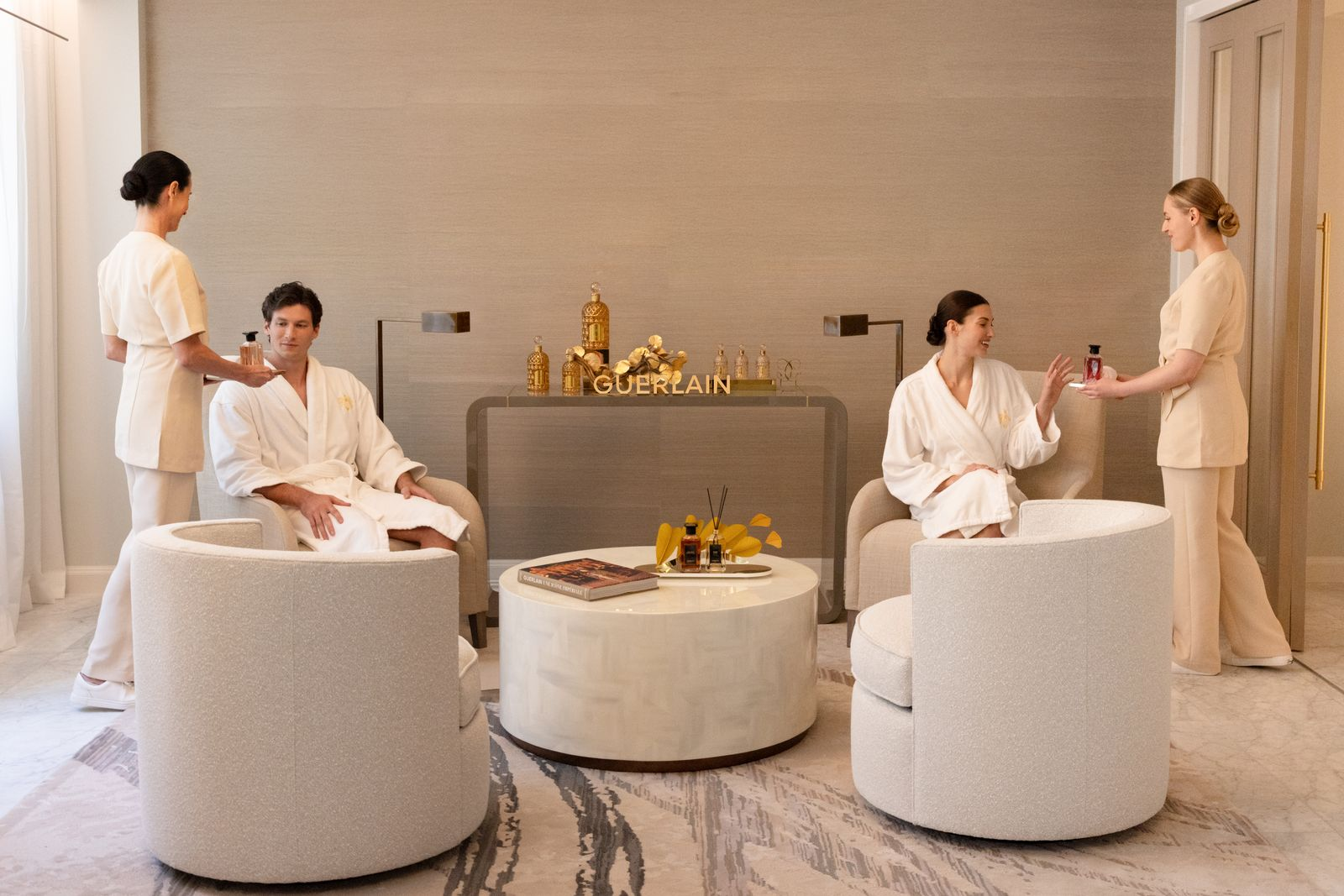 cuatro personas en la zona de descanso del spa